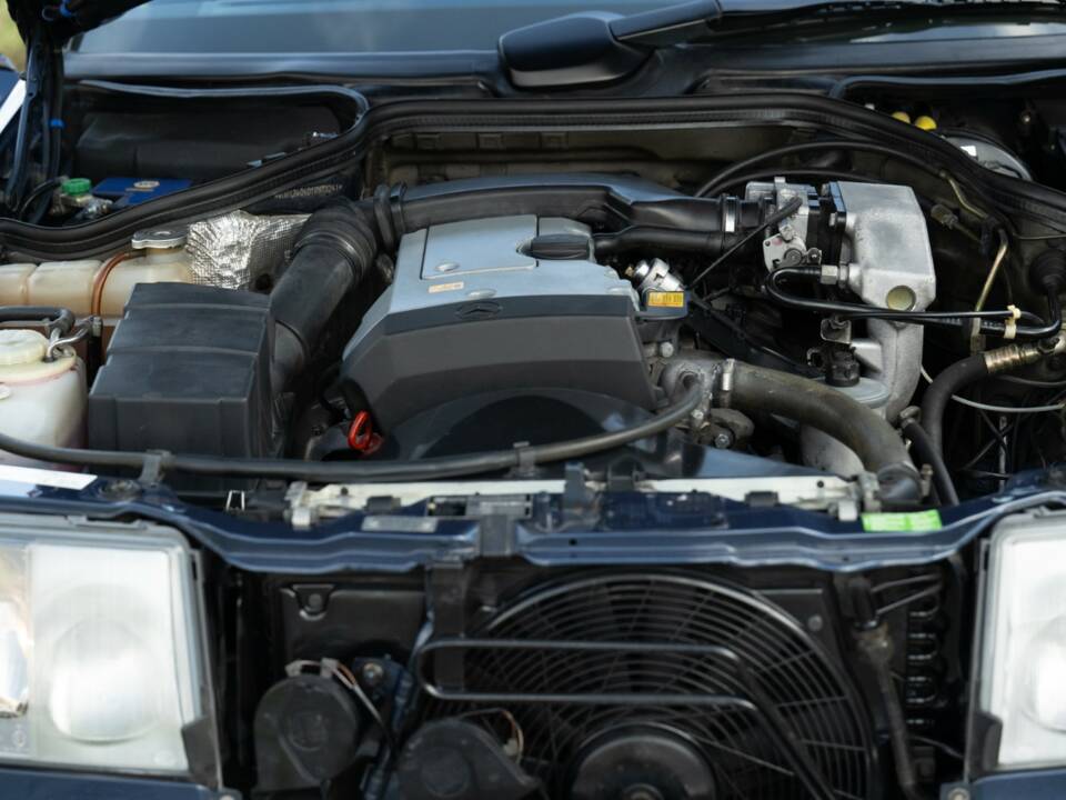 Bild 62/79 von Mercedes-Benz 200 CE (1993)