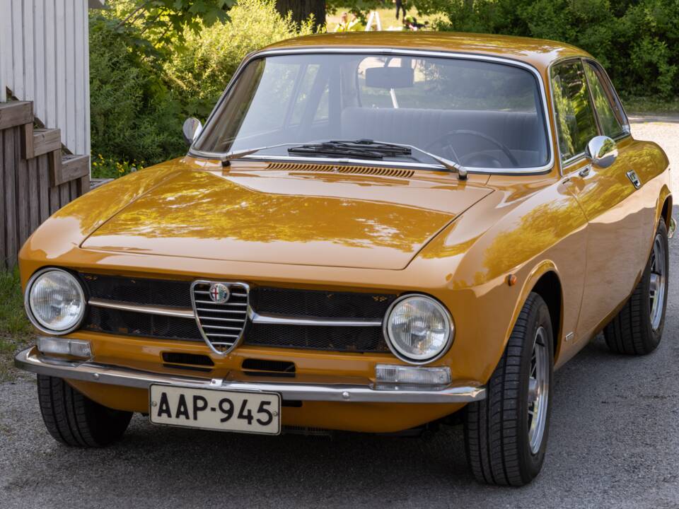 Image 1/5 de Alfa Romeo Giulia 1600 GT Junior (1972)