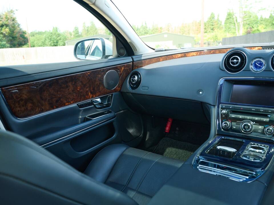 Bild 34/50 von Jaguar XJ 5.0 (2012)
