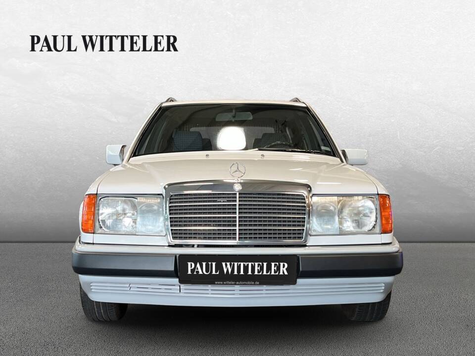 Imagen 2/22 de Mercedes-Benz 220 TE (1993)