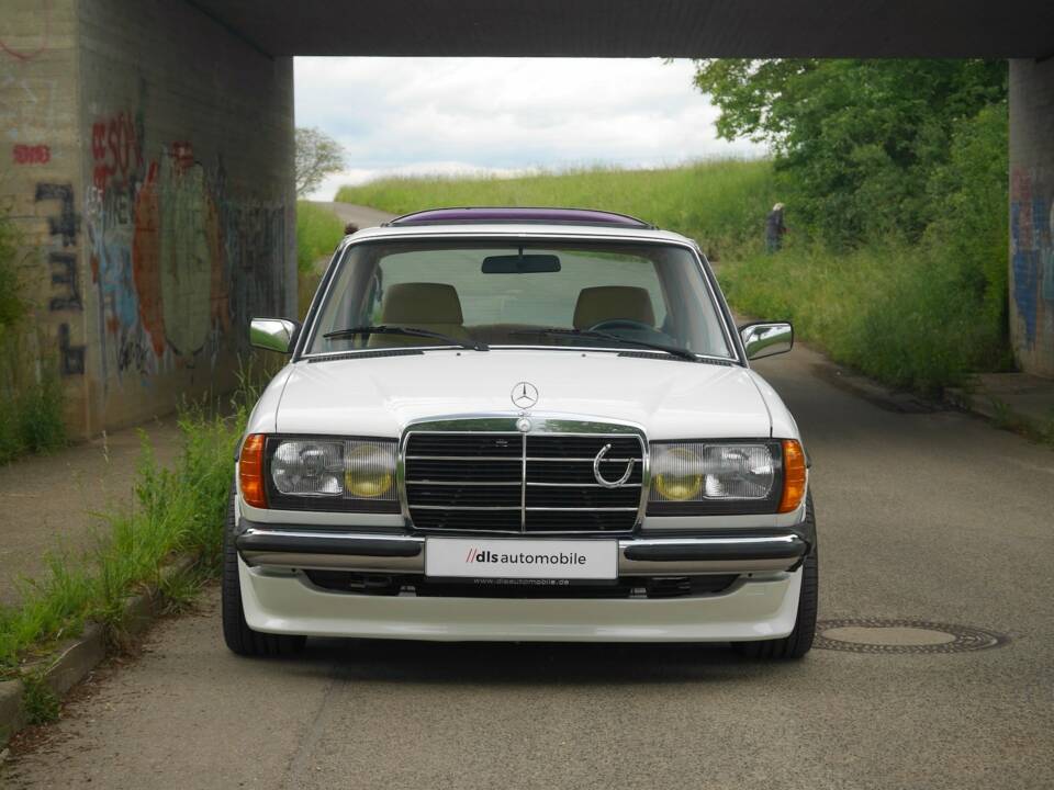Immagine 33/50 di Mercedes-Benz 230 E (1900)