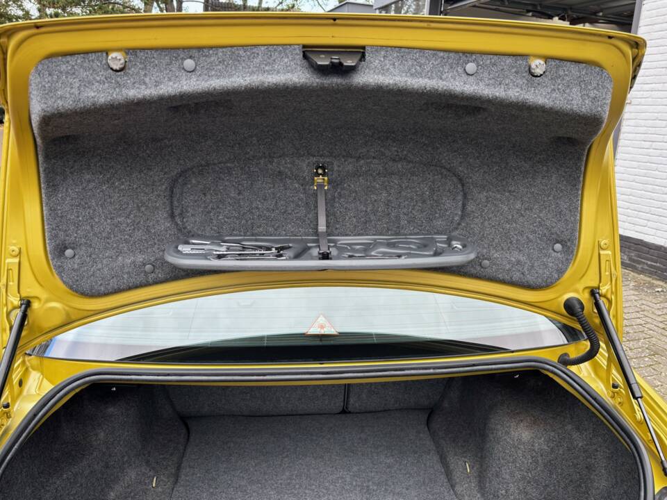 Image 26/30 of BMW M3 (2004)