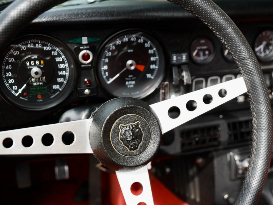 Image 31/50 of Jaguar E-Type V12 (1974)