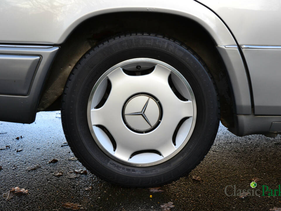 Image 15/39 of Mercedes-Benz 200 D (1993)