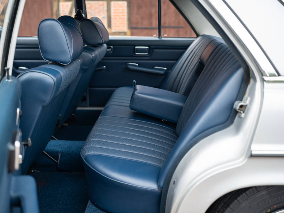 Image 39/63 of Mercedes-Benz 230&#x2F;6 (1974)