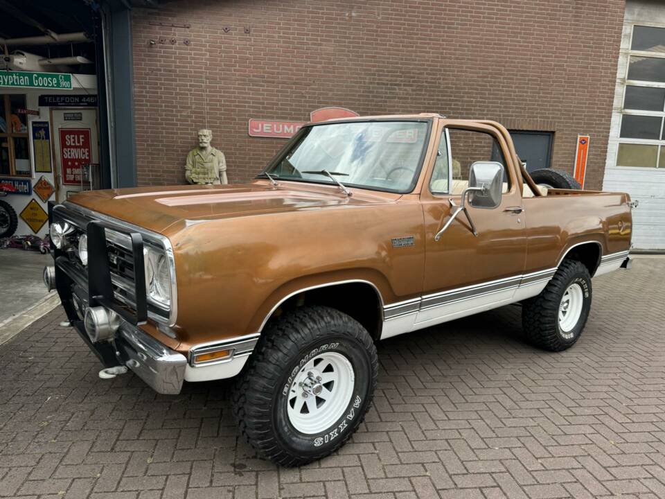 Image 2/22 of Dodge Ramcharger (1976)