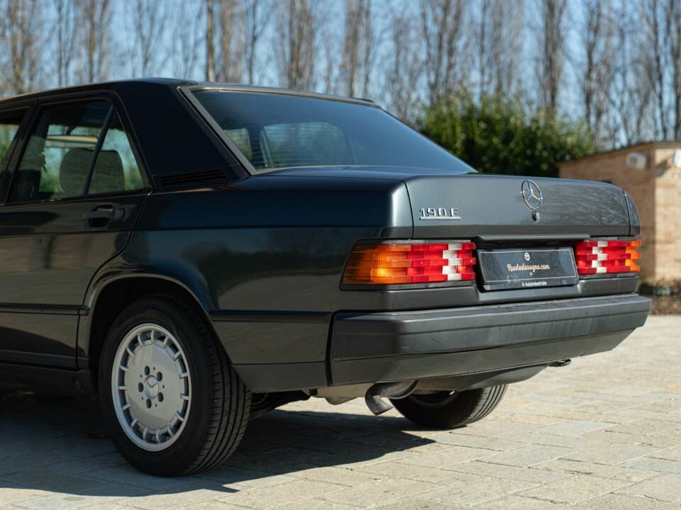 Image 10/50 de Mercedes-Benz 190 E (1988)