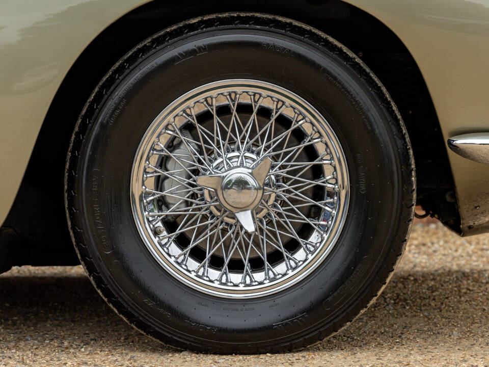 Immagine 7/57 di Aston Martin DB 6 Volante (1969)