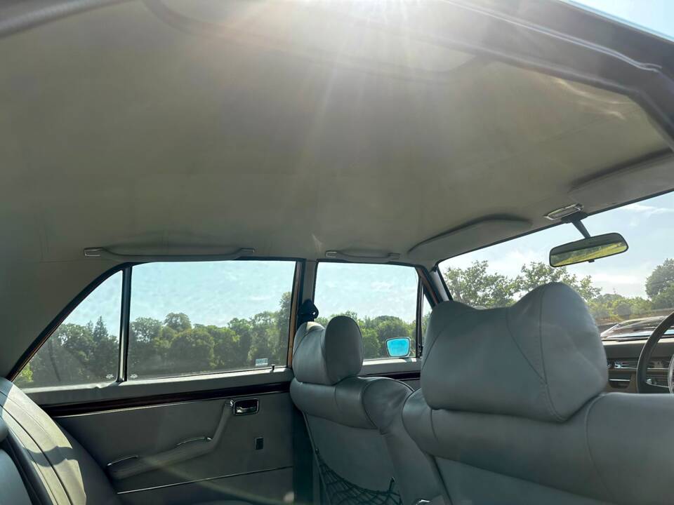 Image 33/57 de Mercedes-Benz 280 SE 3,5 (1972)