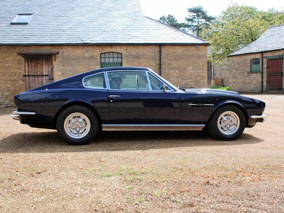 Immagine 5/12 di Aston Martin V8 (1977)