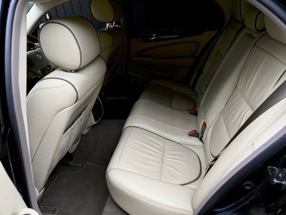 Image 41/50 of Jaguar XJ 8 4.2 (2006)