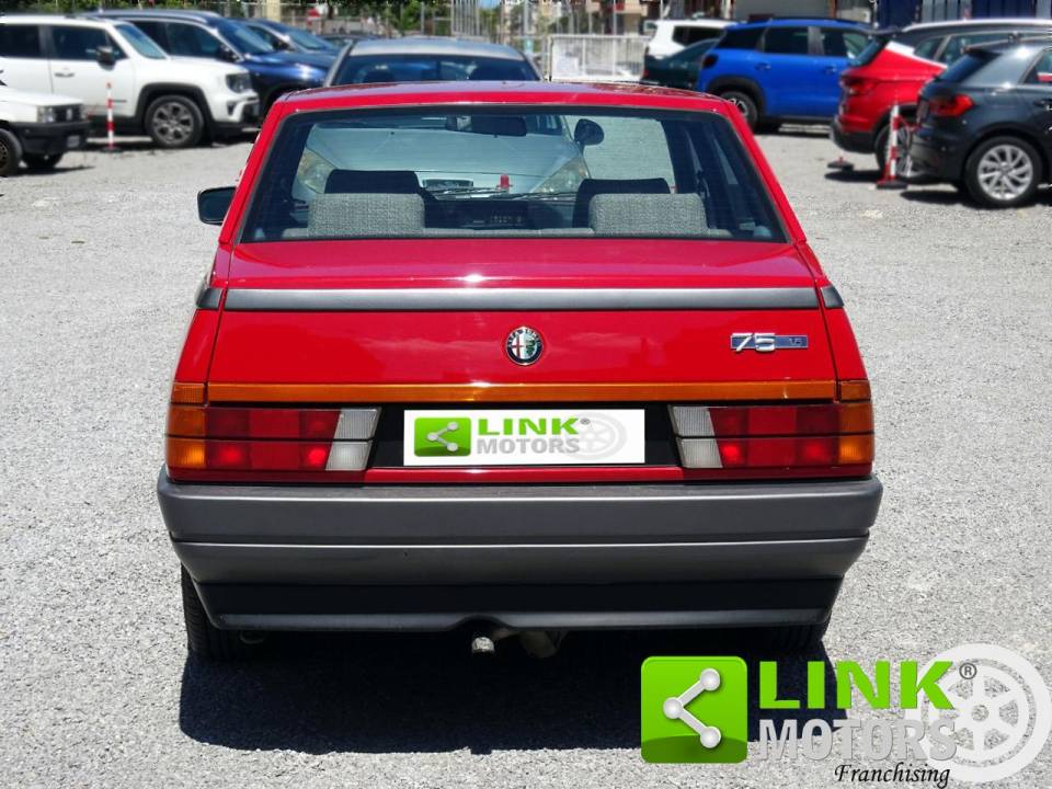 Image 7/10 de Alfa Romeo 75 1.6 (1988)
