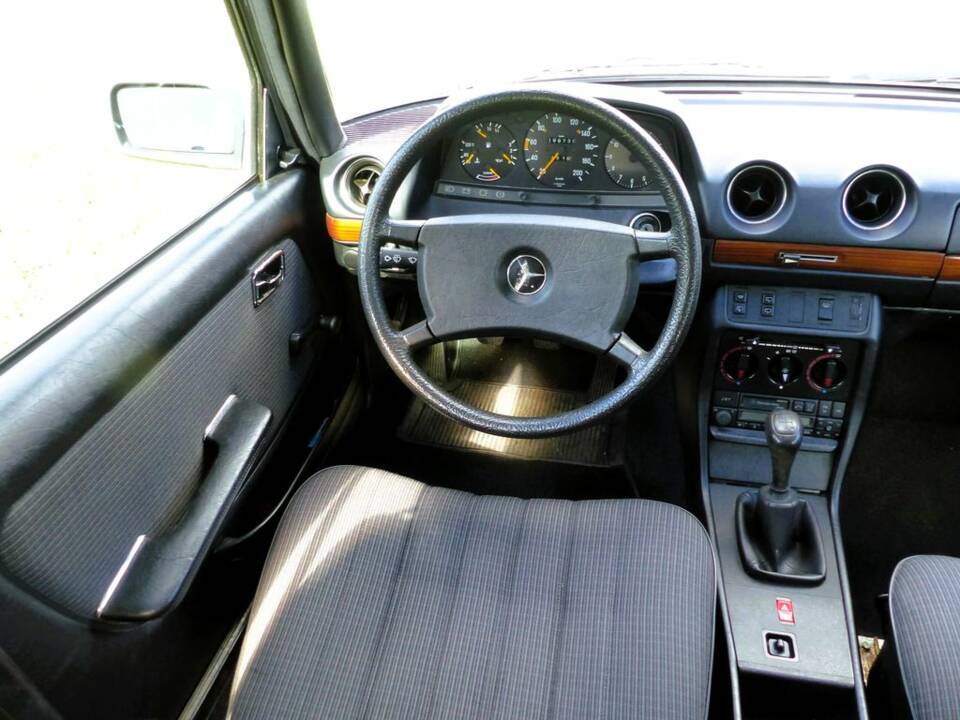 Mercedes-Benz 200 T (S 123) grau 1984