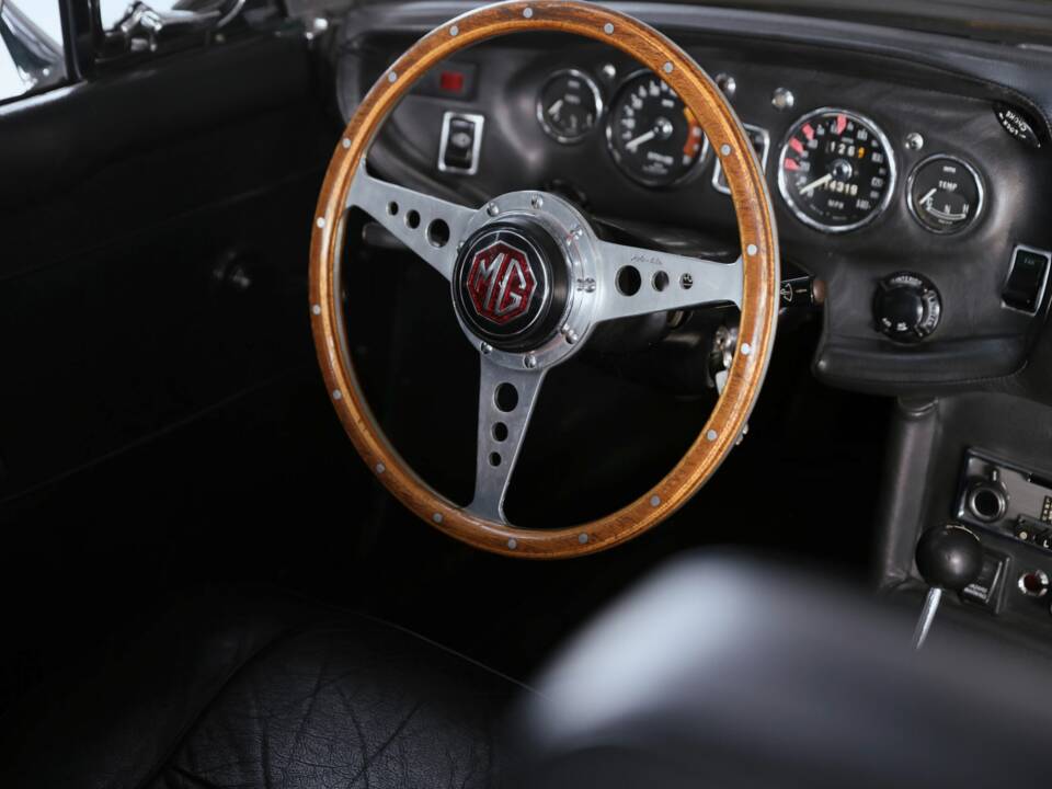 Image 22/41 of MG MGC (1969)