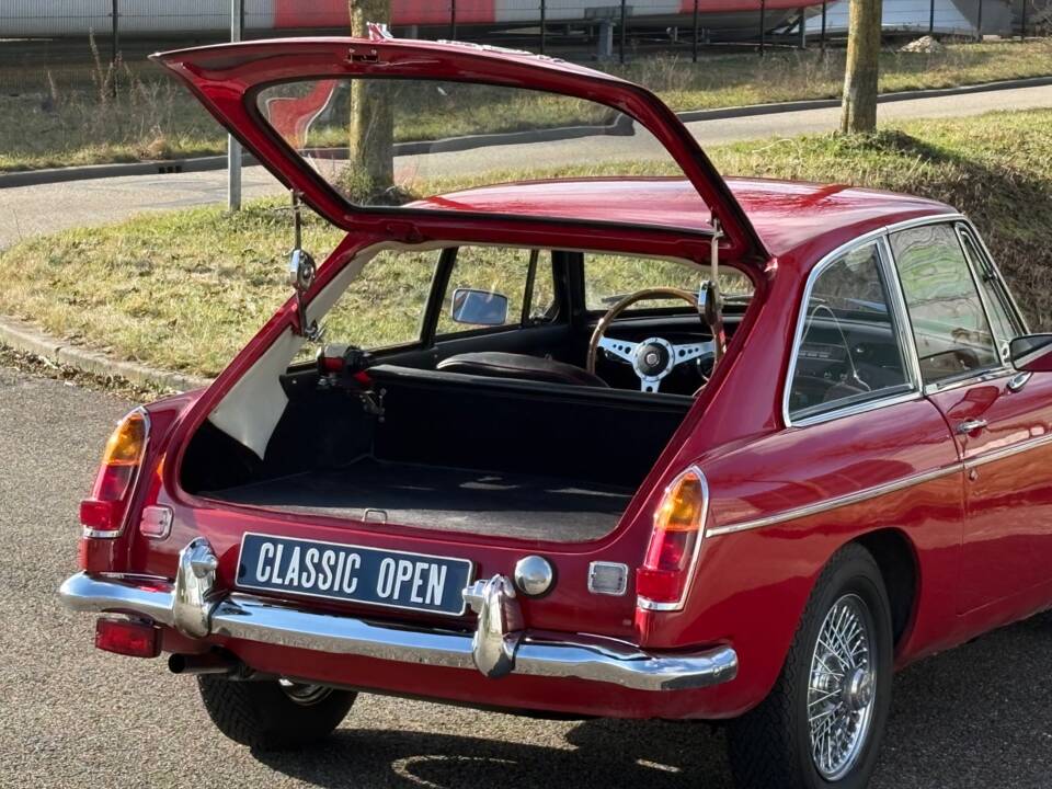 Image 19/23 of MG MGB GT (1968)