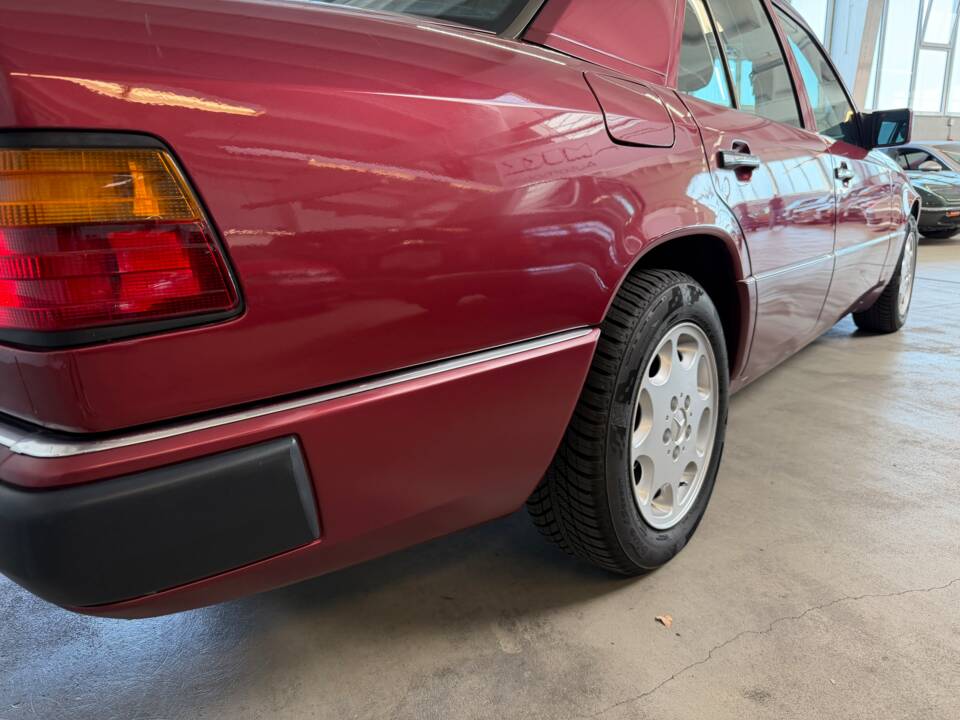 Image 20/21 of Mercedes-Benz 230 E (1992)