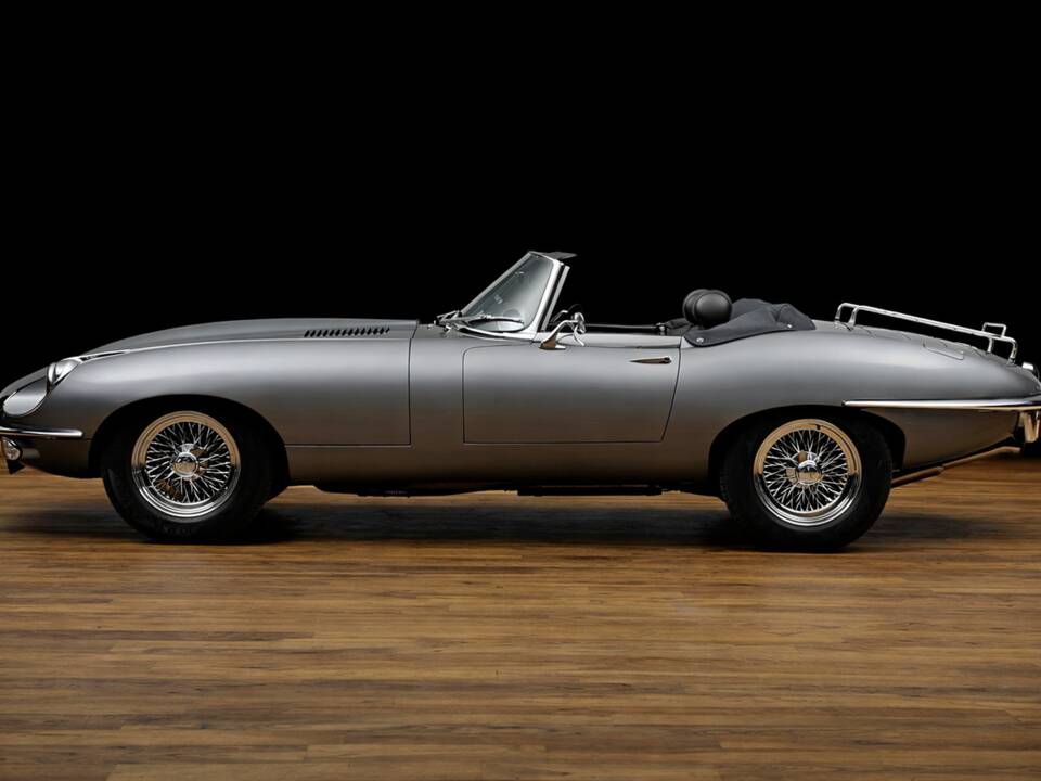 Image 4/17 de Jaguar E-Type (1970)