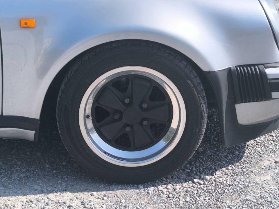 Image 32/40 de Porsche 911 Carrera 3.2 (1986)