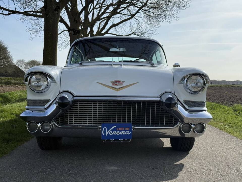 Image 2/36 of Cadillac 62 Sedan DeVille (1957)