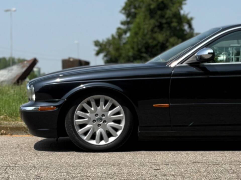 Image 2/9 of Jaguar XJ 8 4.2 (2003)