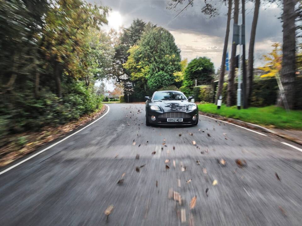 Image 7/19 of Aston Martin V12 Vanquish (2002)