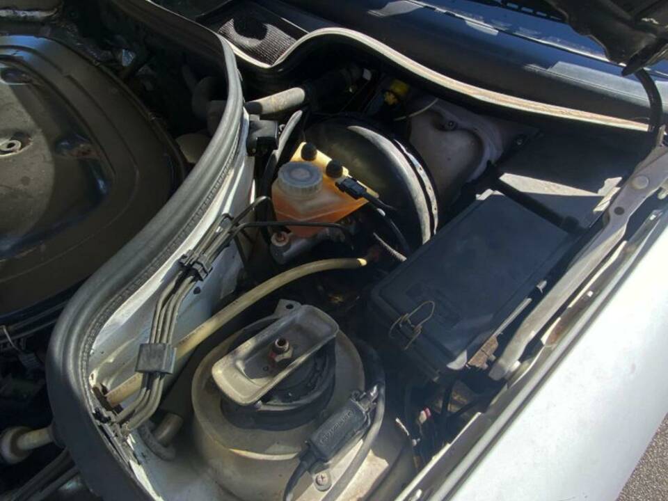 Image 47/48 of Mercedes-Benz E 200 (1991)