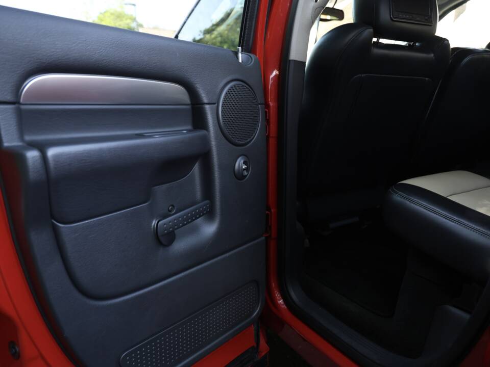 Image 54/82 of Dodge Ram SRT 10 (2005)