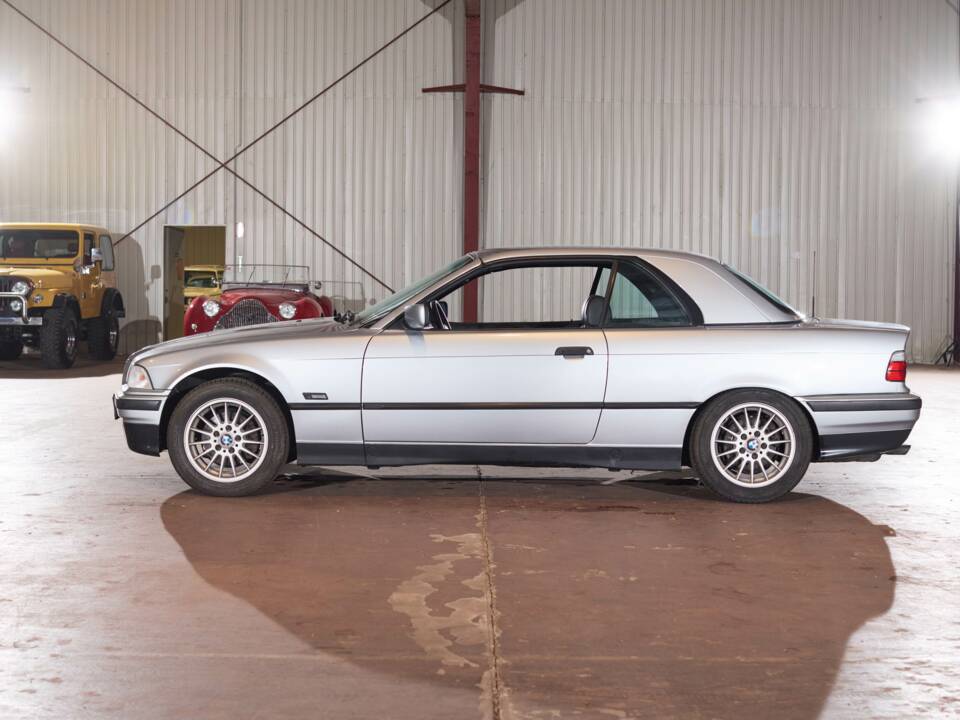 Immagine 2/27 di BMW 328i (1995)