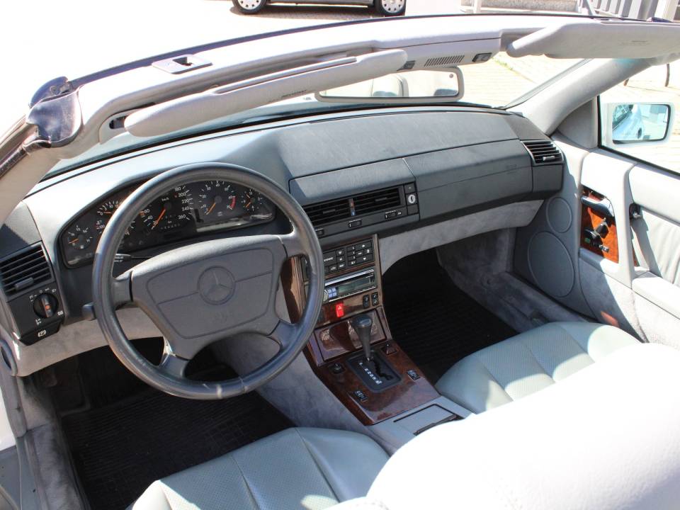 Imagen 5/22 de Mercedes-Benz 500 SL (1993)