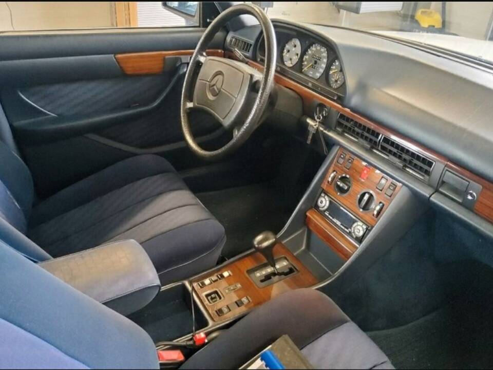 Image 2/6 of Mercedes-Benz 280 SE (1982)