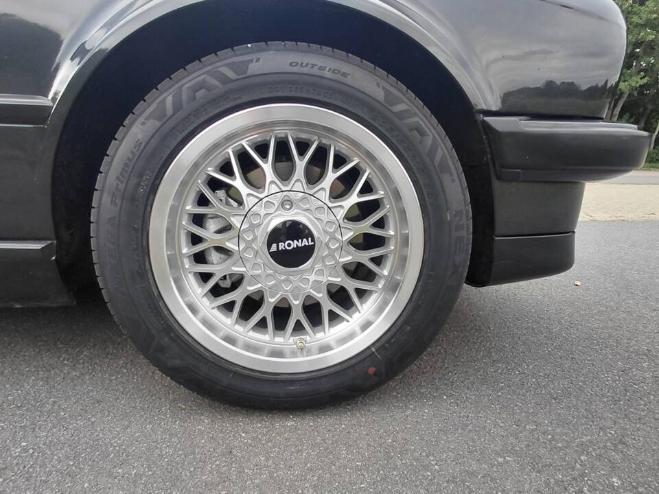 Immagine 44/53 di BMW 320i (1989)