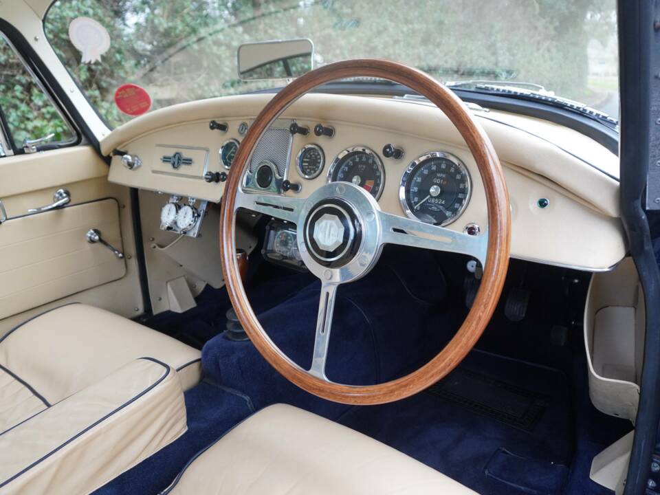 Image 8/17 of MG MGA 1600 (1959)