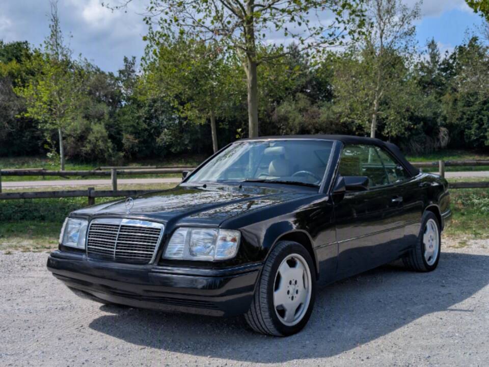 Image 5/13 de Mercedes-Benz E 220 (1994)
