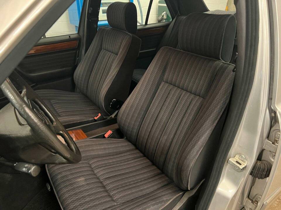 Image 8/18 de Mercedes-Benz E 200 (1993)