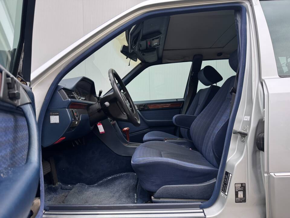 Bild 7/49 von Mercedes-Benz E 320 T (1993)