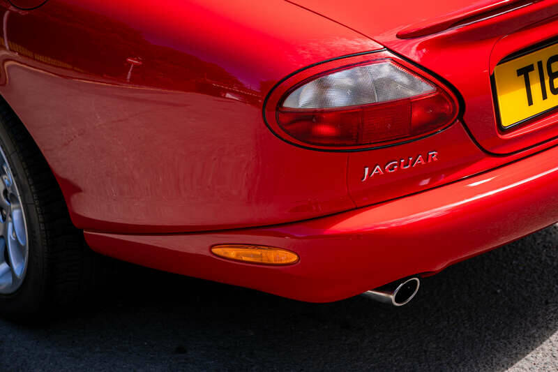 Image 22/33 of Jaguar XK8 4.0 (1999)