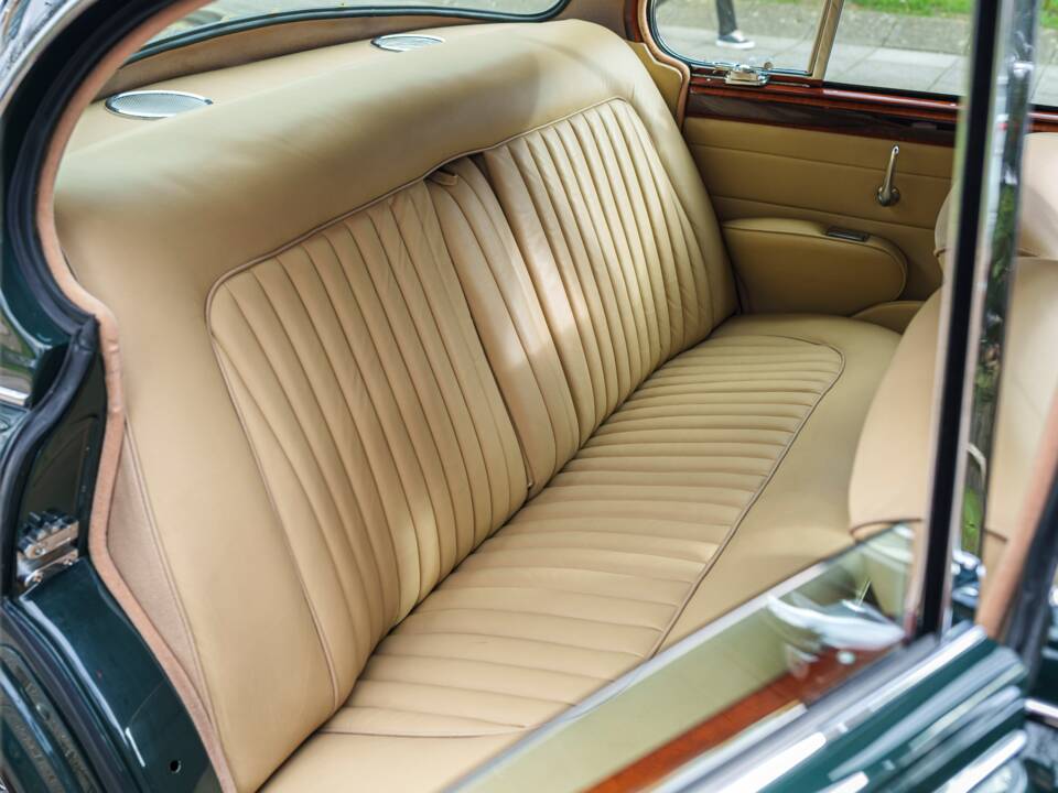 Image 23/31 of Jaguar 340 (1968)