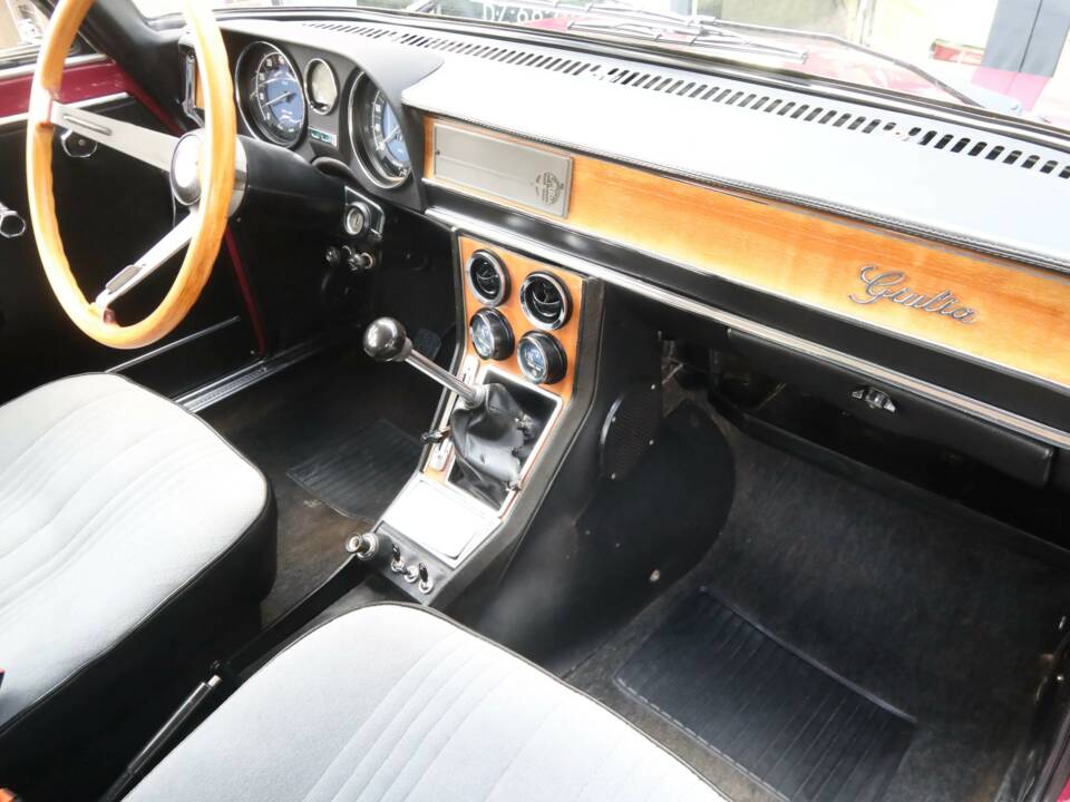 Image 35/50 de Alfa Romeo Giulia Nuova Super 1300 (1975)