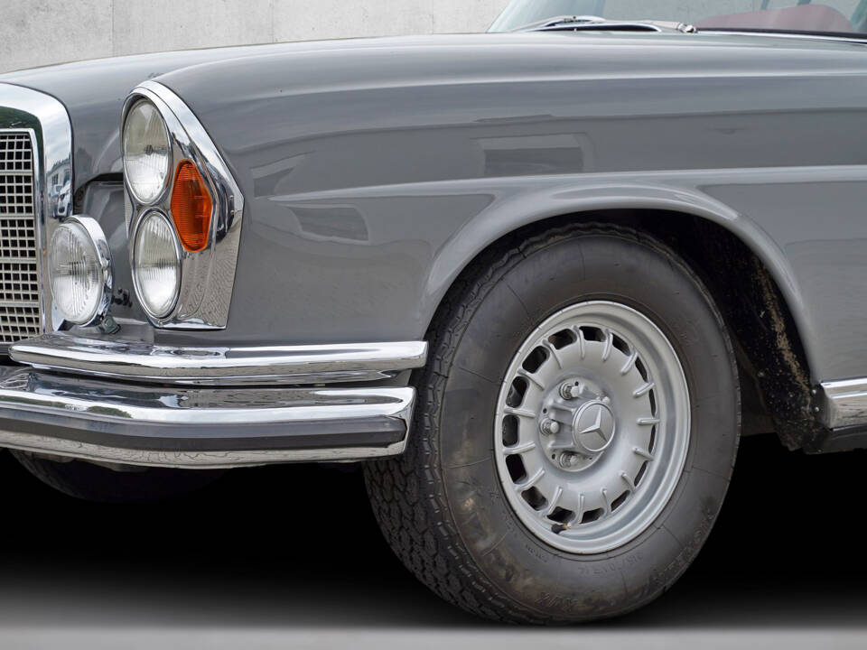 Image 14/26 de Mercedes-Benz 280 SE 3,5 (1970)