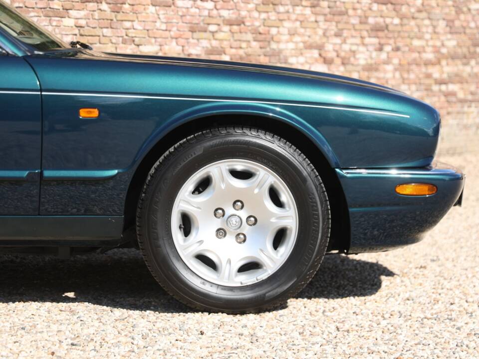 Bild 31/50 von Jaguar XJ 8 4.0 Executive (2001)
