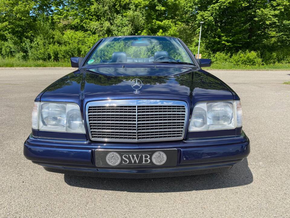 Image 11/31 of Mercedes-Benz E 220 (1994)