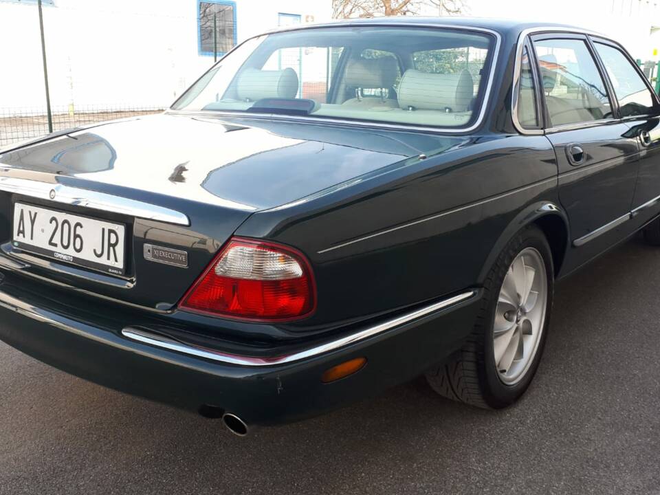 Image 7/11 of Jaguar XJ 8 4.0 Executive (1998)