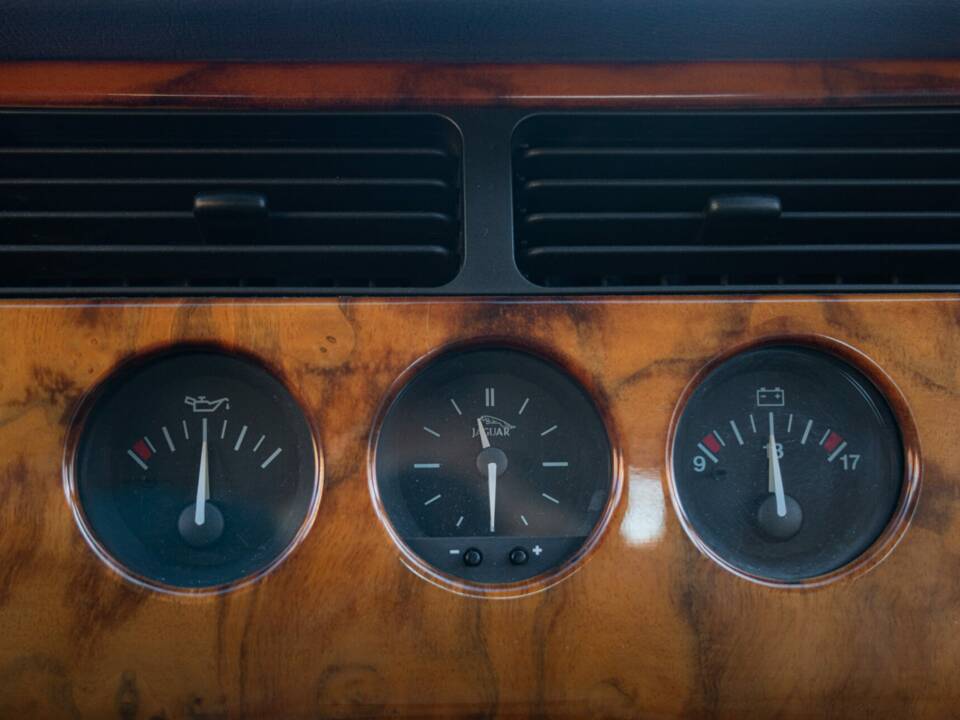 Image 36/50 of Jaguar XK8 4.0 (1998)