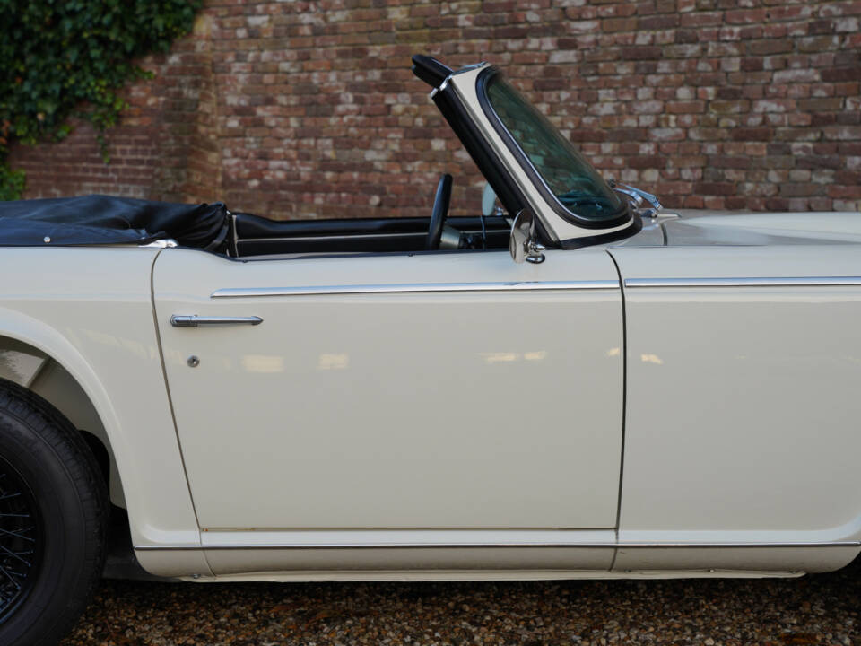 Image 9/50 of Triumph TR 250 (1968)