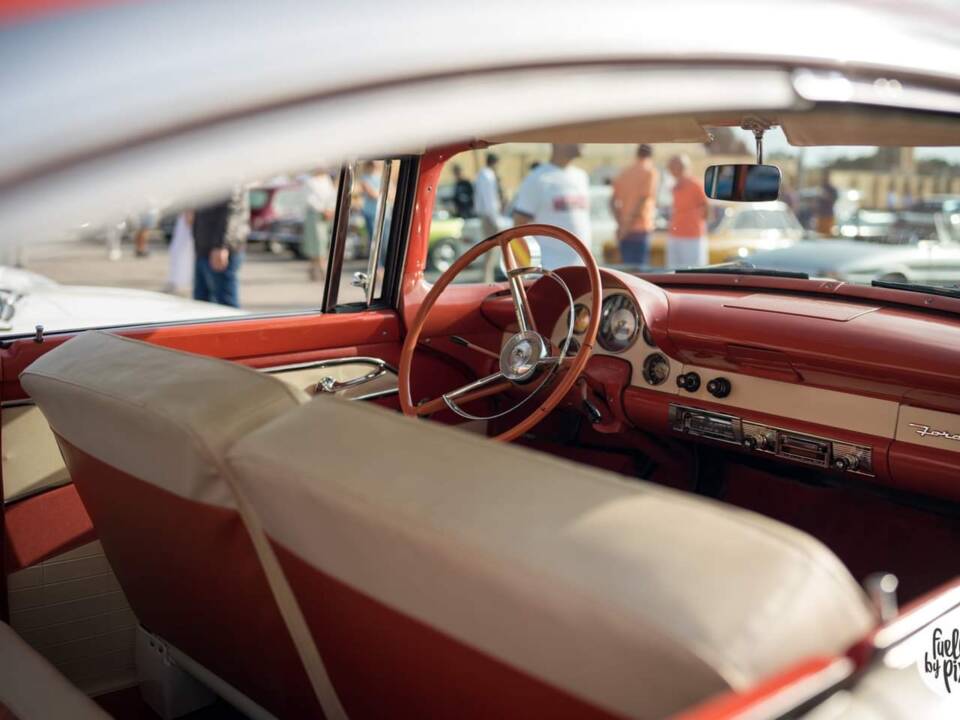 Immagine 11/17 di Ford Fairlane 500 Club Victoria (1956)