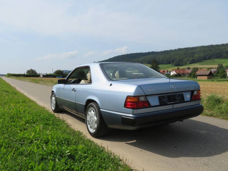 Bild 3/12 von Mercedes-Benz 300 CE (1990)