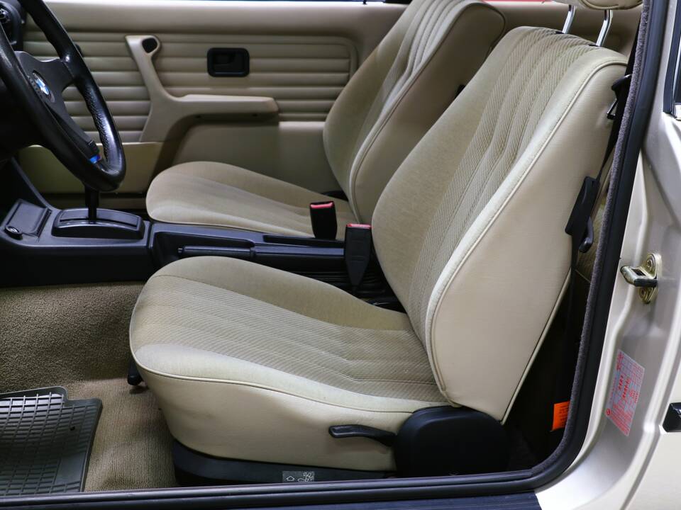 Afbeelding 29/40 van BMW 318i (1987)