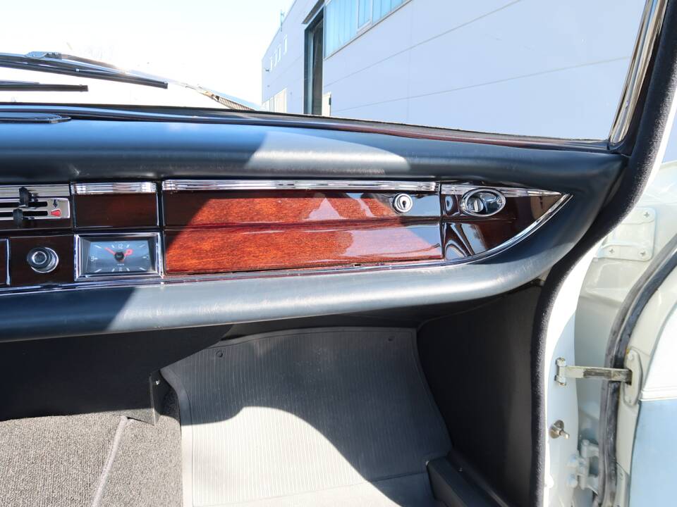 Image 24/50 of Mercedes-Benz 220 b (1965)