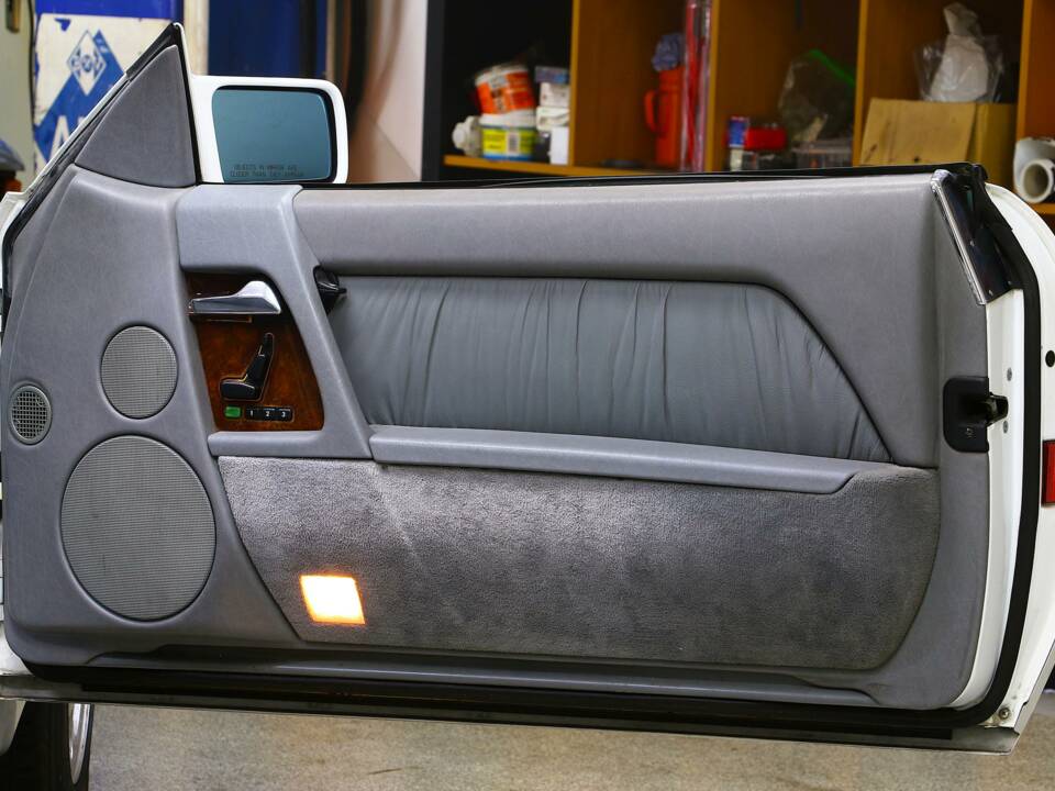 Image 23/27 of Mercedes-Benz SL 500 (1993)