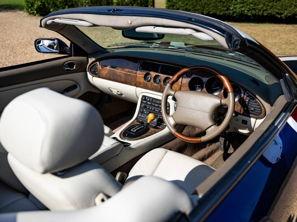Immagine 25/42 di Jaguar XK8 4.0 (2001)